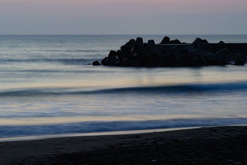 静寂に包まれる一宮海岸と波消しブロックの写真