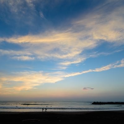 朝焼けの一宮海岸とサーファー達（千葉県一宮町）の写真