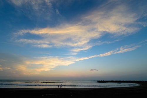 朝焼けの一宮海岸とサーファー達（千葉県一宮町）の写真
