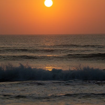 一宮海岸の朝日と弾ける波（千葉県一宮町）の写真