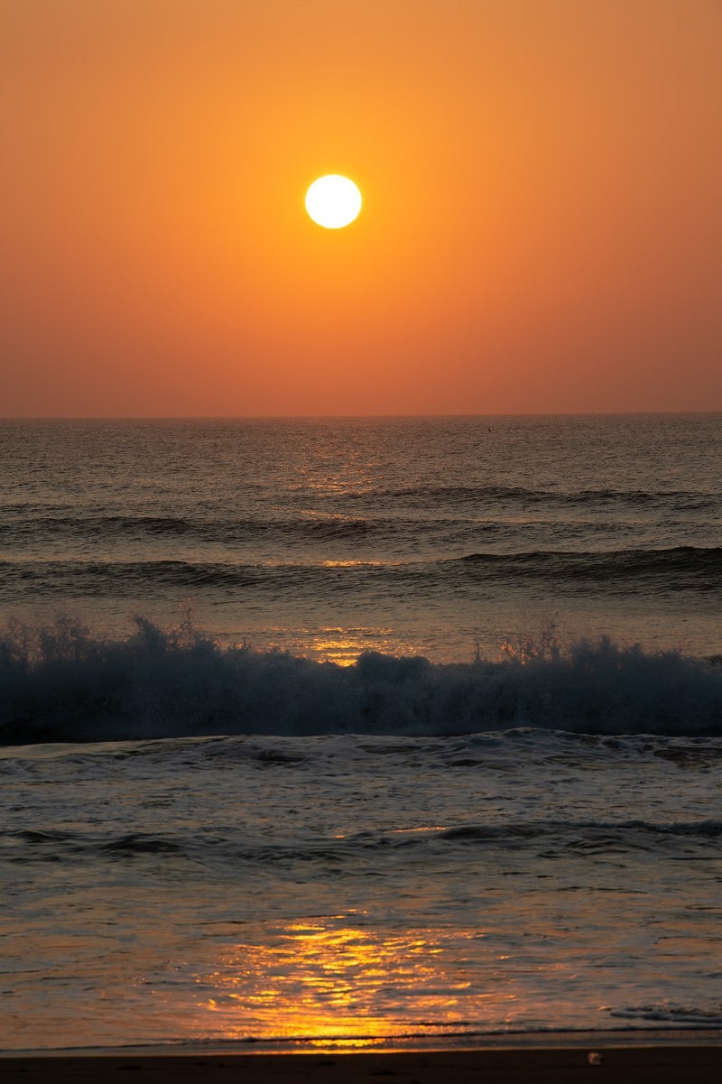 「一宮海岸の朝日と弾ける波（千葉県一宮町）」の写真