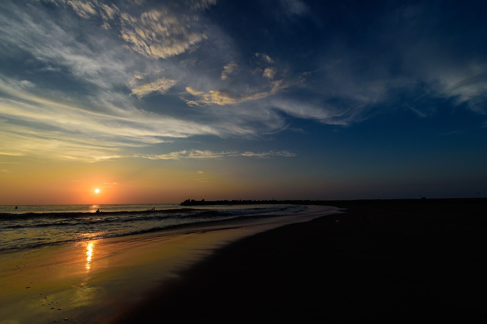 「朝日に照らされる一宮海岸の波打ち際（千葉県一宮町）」の写真