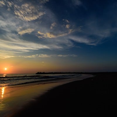 朝日に照らされる一宮海岸の波打ち際（千葉県一宮町）の写真