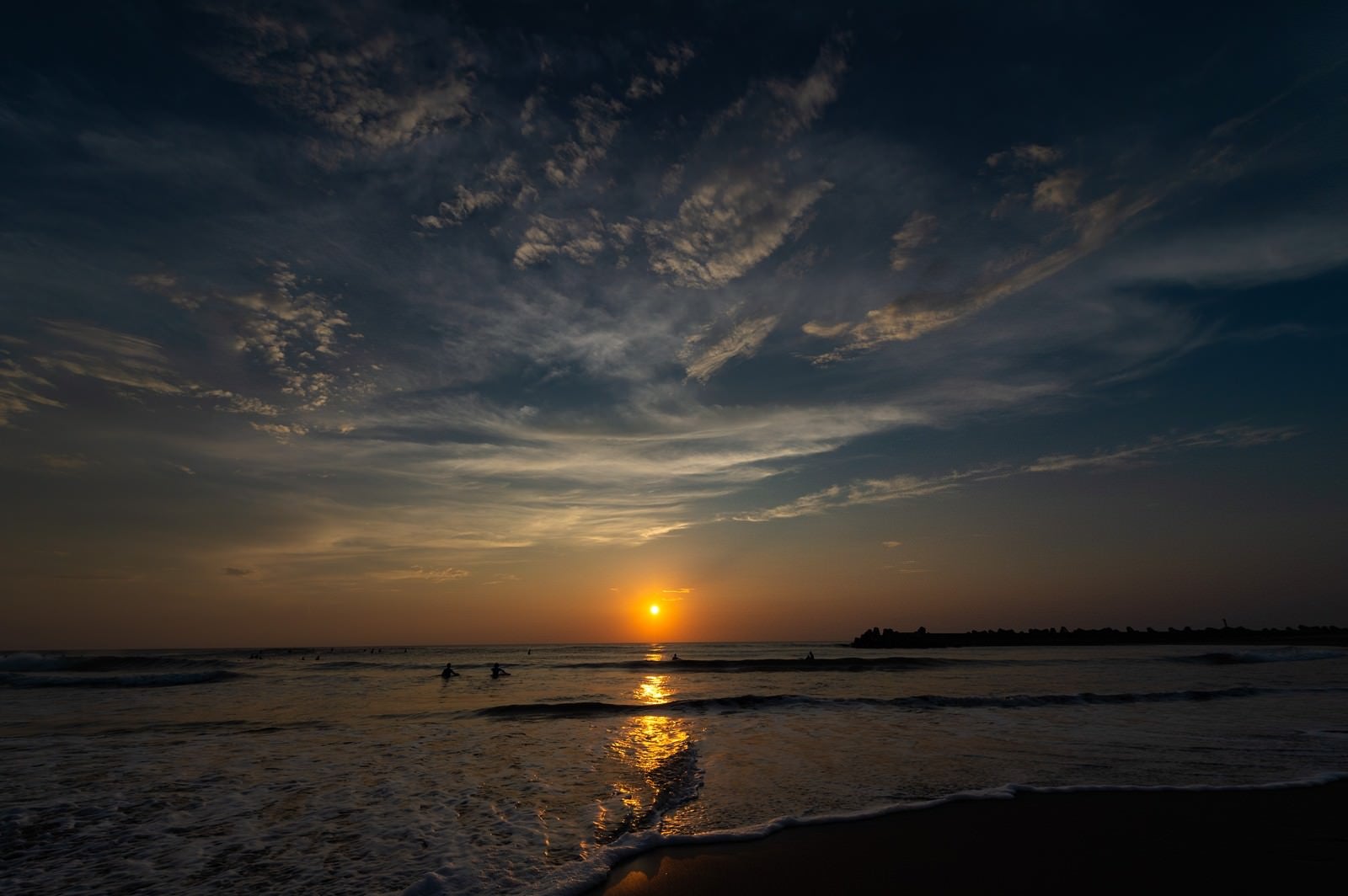 「一宮の海で日の出サーフィン（千葉県一宮町）」の写真
