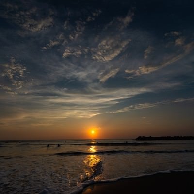 一宮の海で日の出サーフィン（千葉県一宮町）の写真