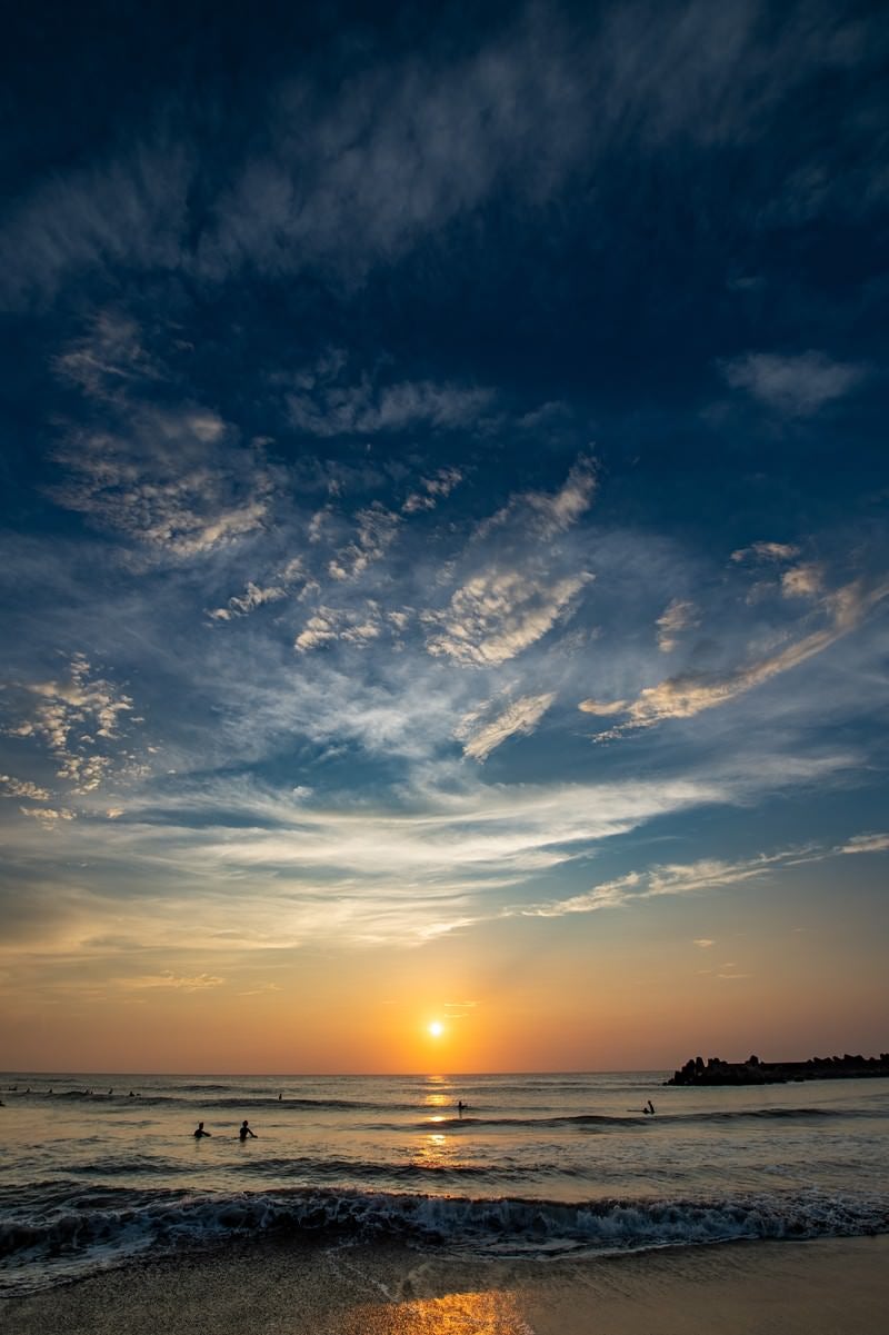 「一宮海岸とサーファー（朝焼け）」の写真