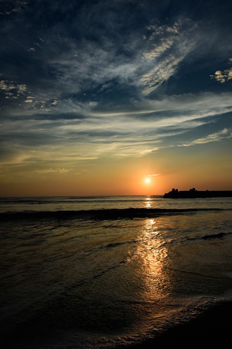 「一宮海岸に反射するレイラインを遮る波（千葉県一宮町）」の写真