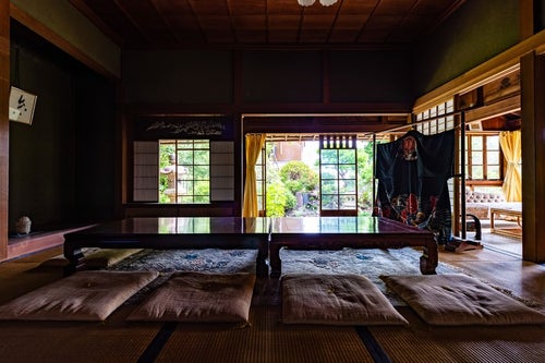 旧寿屋本家の座敷に並ぶ座布団（千葉県一宮町）の写真