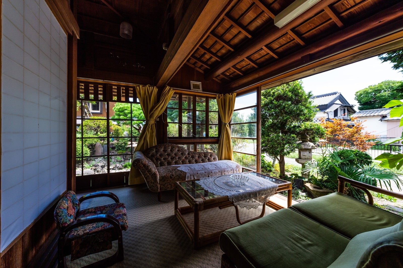 「旧寿屋本家のサンルームから見える庭（千葉県一宮町） | フリー素材のぱくたそ」の写真