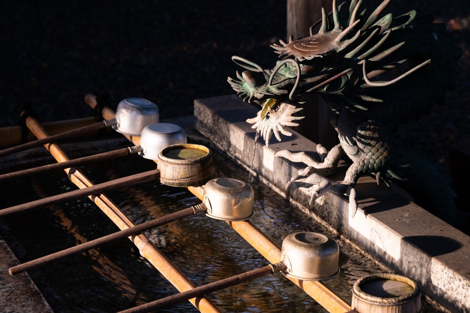 「玉前神社にある手水舎の龍神様と柄杓（千葉県一宮町）」の写真