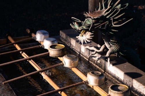 玉前神社にある手水舎の龍神様と柄杓（千葉県一宮町）の写真
