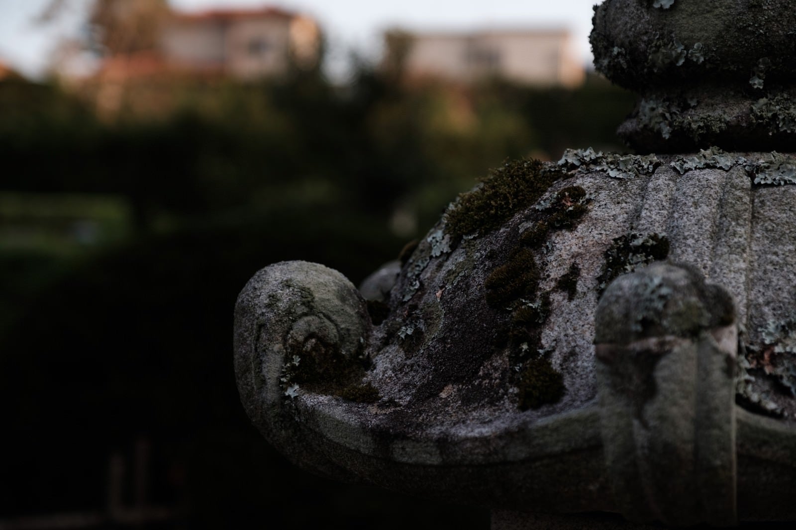 「伝統ある玉前神社の灯篭（千葉県一宮町）」の写真