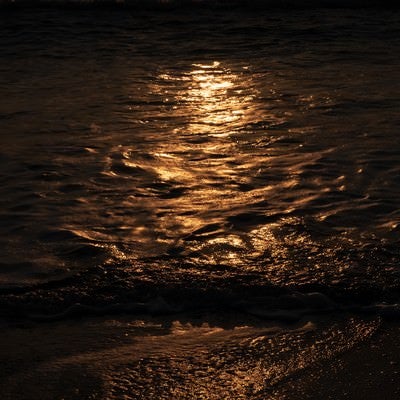 一宮海岸の夕暮れの波打ち際（千葉県一宮町）の写真