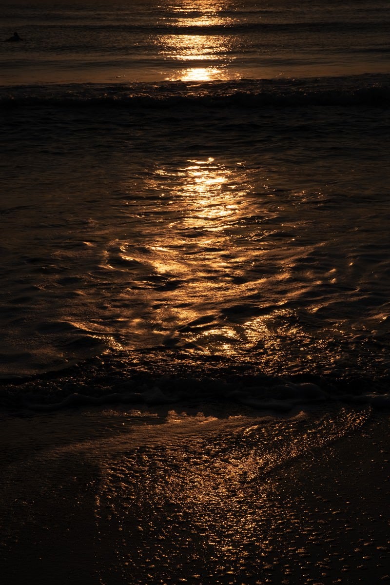 「一宮海岸の夕暮れの波打ち際（千葉県一宮町）」の写真