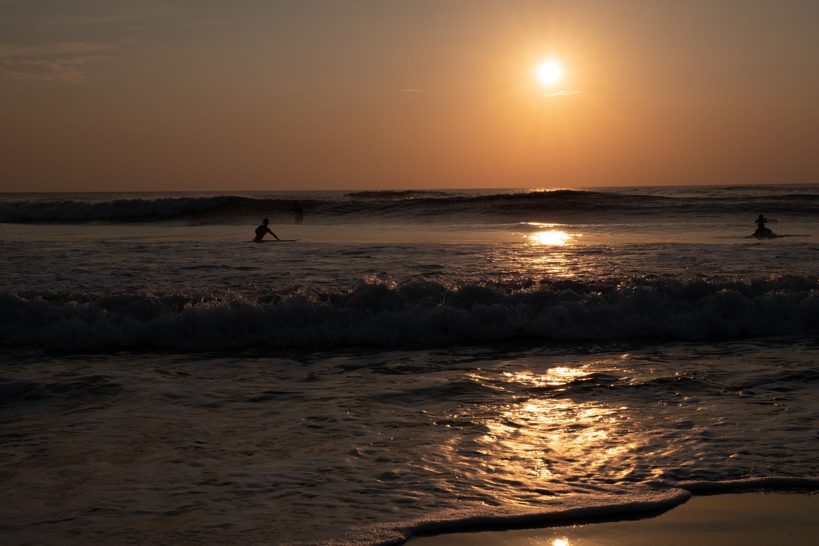 「打ち寄せる波に挑むサーファー達（千葉県一宮町）」の写真