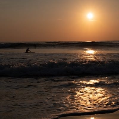 打ち寄せる波に挑むサーファー達（千葉県一宮町）の写真