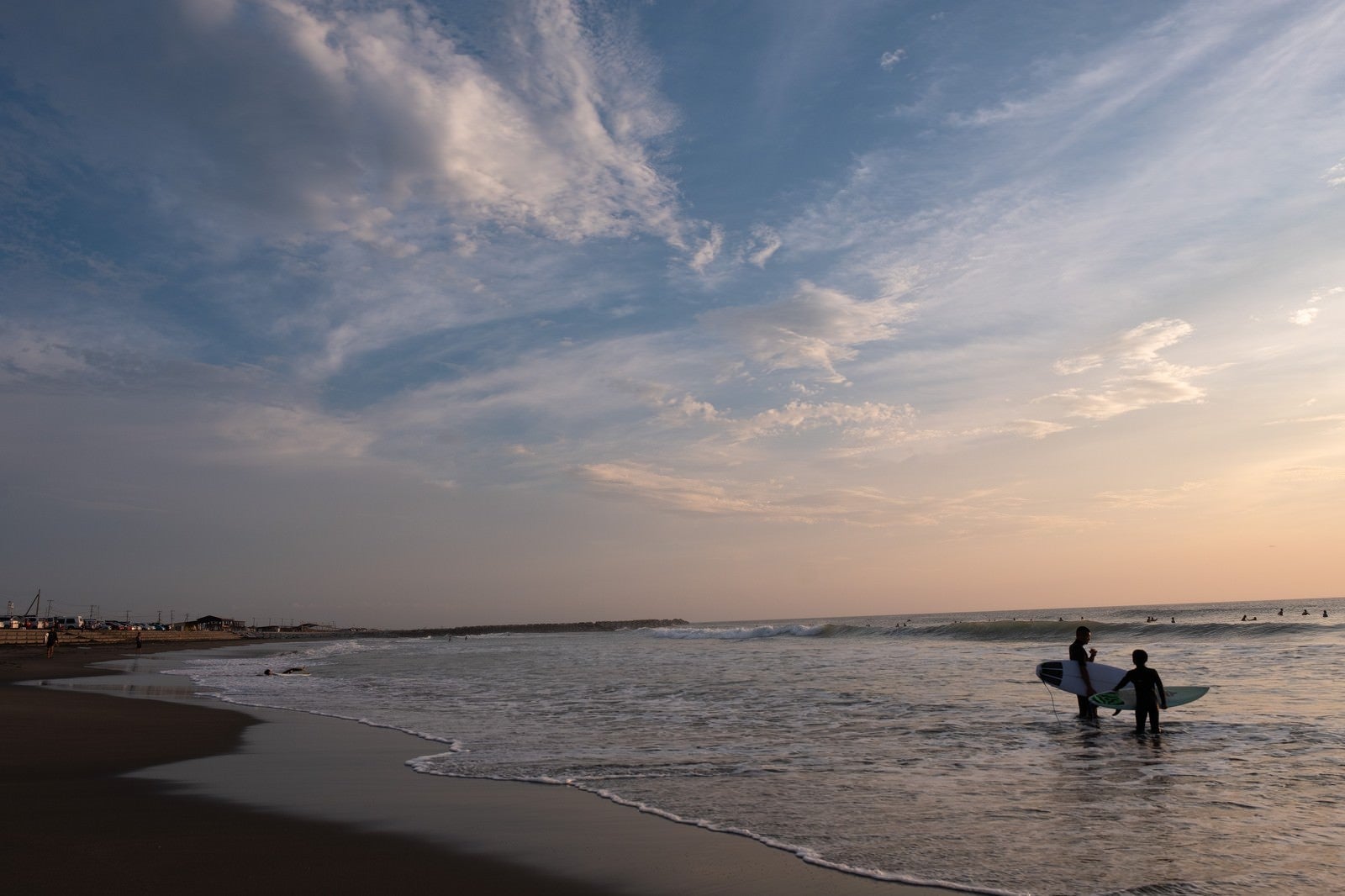 「一宮海岸と夕焼けを背にしたサーファー達（千葉県一宮町）」の写真