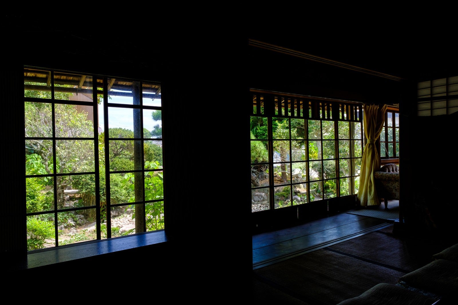 「旧寿屋本家の縁側から見る庭（千葉県一宮町）」の写真