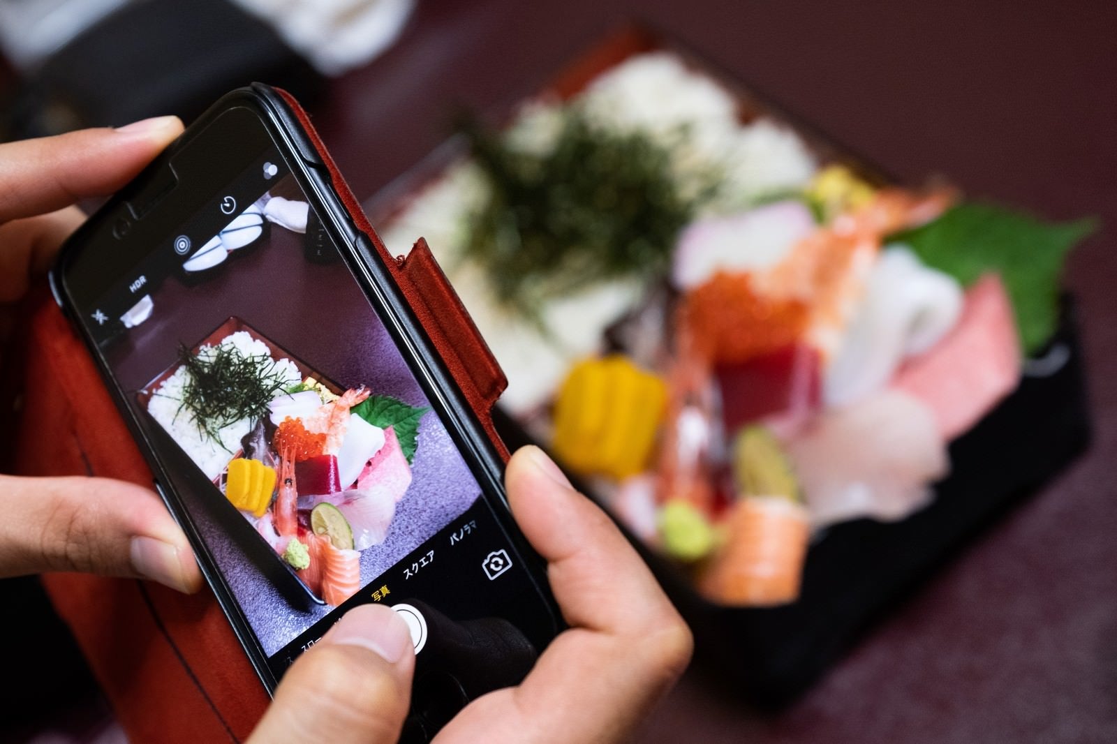 「海鮮ちらし寿司を記念に写メ」の写真