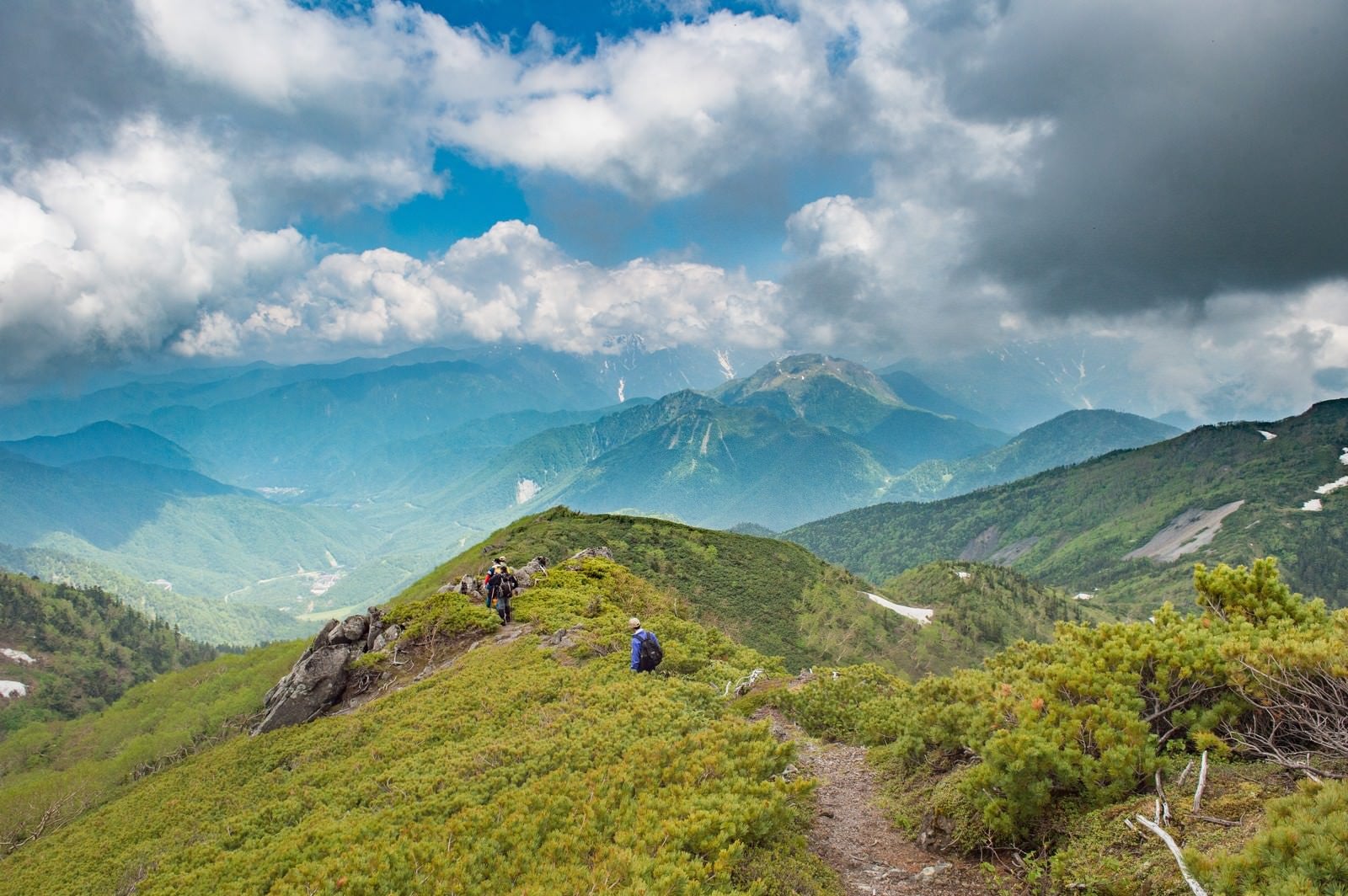 「絶景の山々が堪能できる乗鞍新登山道と登山者」の写真