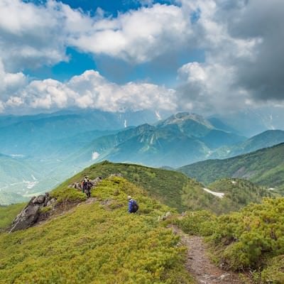 絶景の山々が堪能できる乗鞍新登山道と登山者の写真