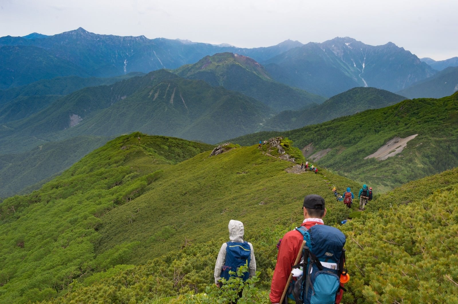 「焼岳越しに笠ヶ岳を望む乗鞍新登山道と登山者」の写真