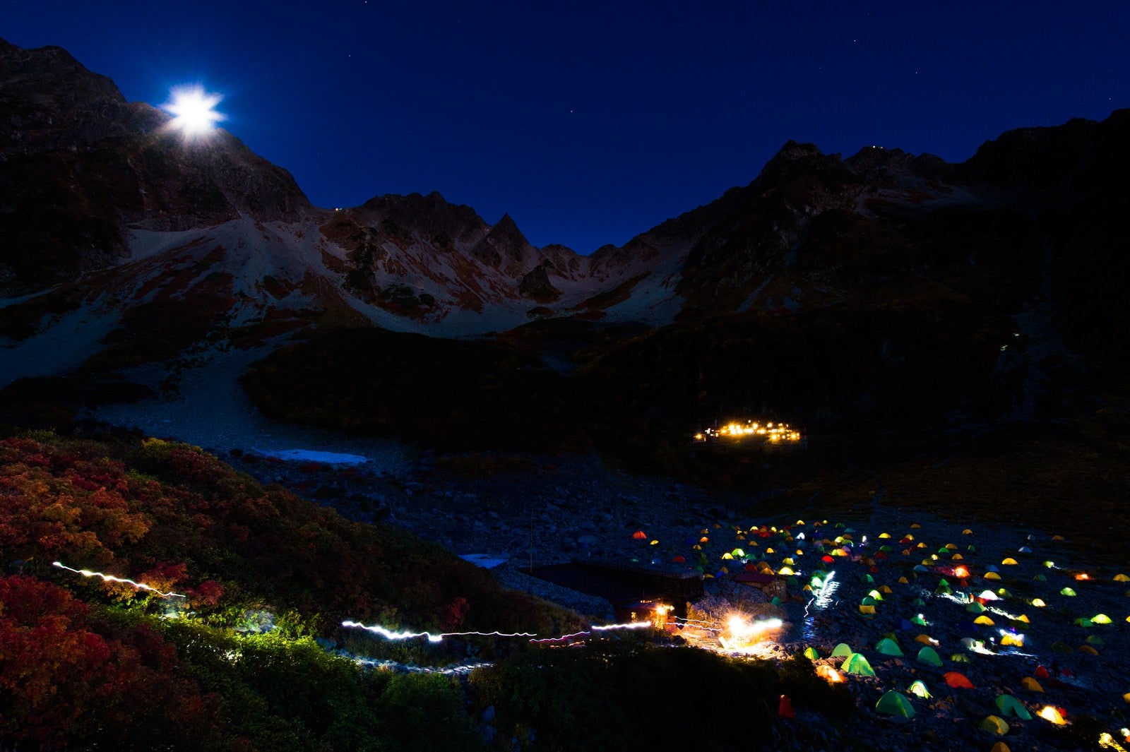 「涸沢カールのテント村と月光ダイアモンド奥穂高岳」の写真