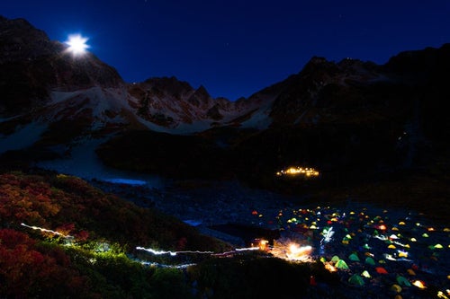 涸沢カールのテント村と月光ダイアモンド奥穂高岳の写真