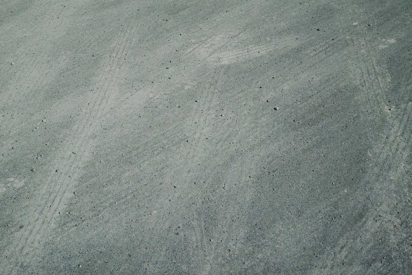 「コンクリートに残る何重のタイヤ跡（テクスチャー）」の写真