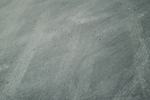 コンクリートに残る何重のタイヤ跡（テクスチャー）の写真