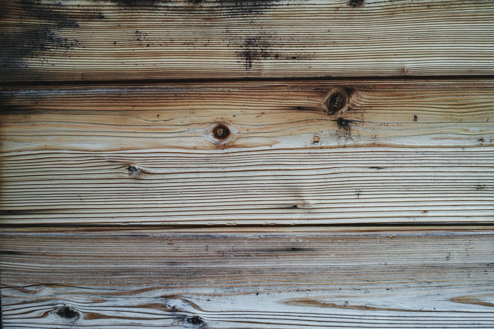 「黒いシミと木目の板（テクスチャー）」の写真
