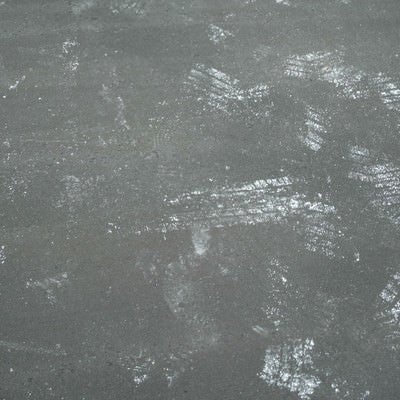 コンクリートに付いた足跡とタイヤ跡（テクスチャー）の写真