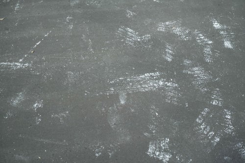 コンクリートに付いた足跡とタイヤ跡（テクスチャー）の写真