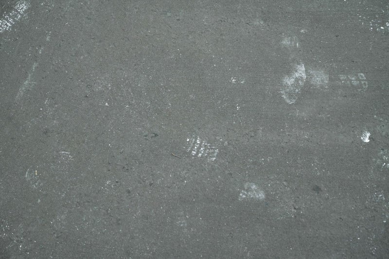 コンクリートに残る足跡（テクスチャー）の写真