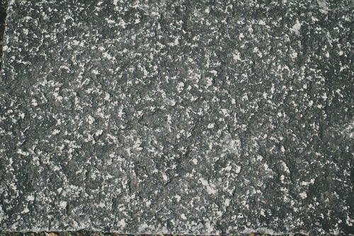 表面が擦れた大きな石タイル（テクスチャー）の写真