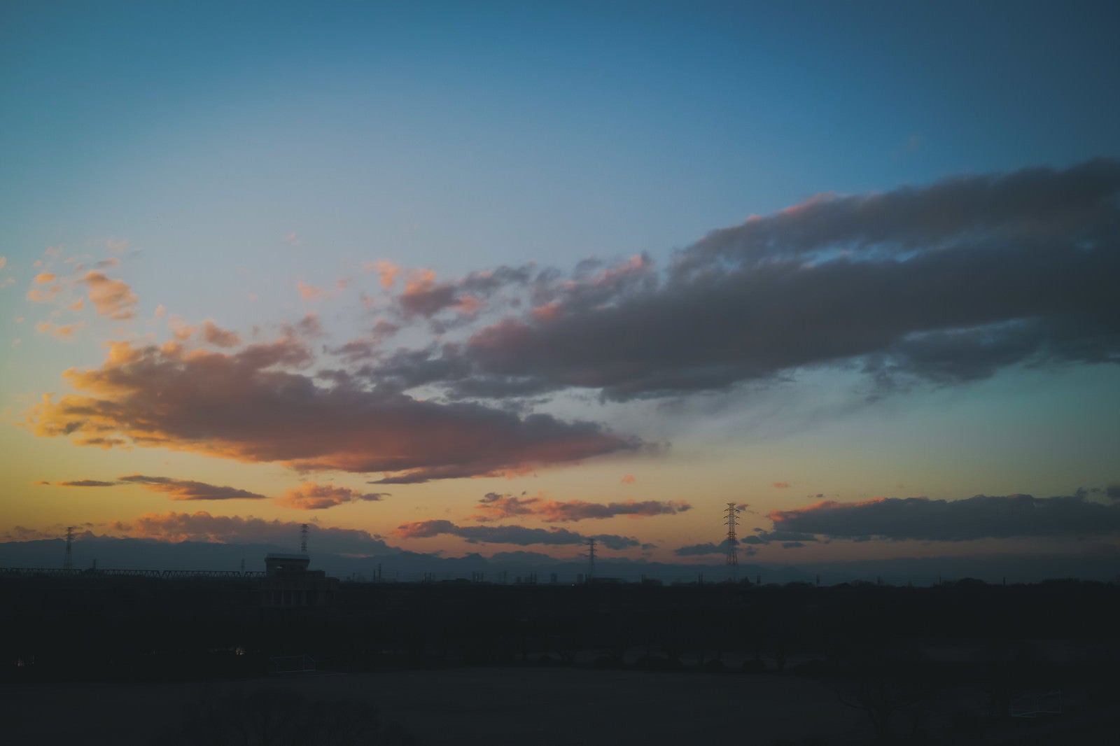 「夕焼け色づきはじめる空」の写真