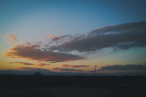 夕焼け色づきはじめる空の写真