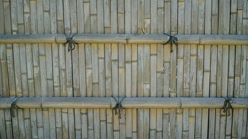 竹で作られた柵の写真