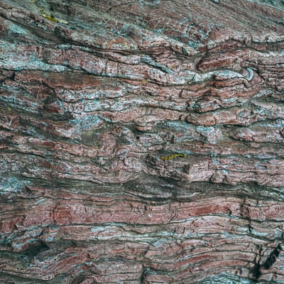 赤と白のグラデーションがある一枚岩の写真