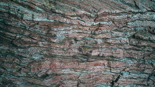 赤と白のグラデーションがある一枚岩の写真