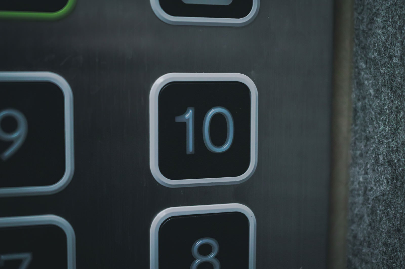 「エレベーターの10階の押ボタン」の写真