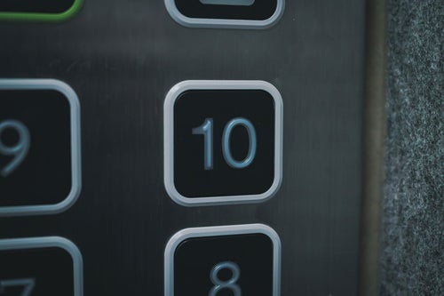 エレベーターの10階の押ボタンの写真