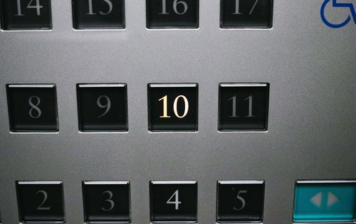 エレベーターで10階へ行くの写真