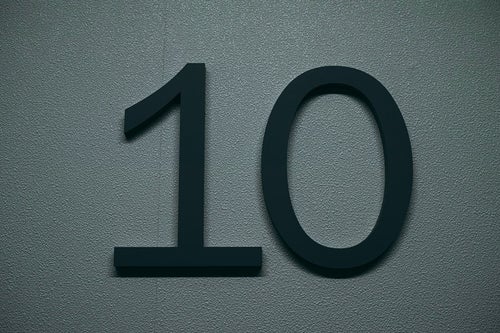 壁の「10」の写真