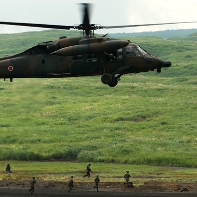 UH-60と、走る隊員たちの写真