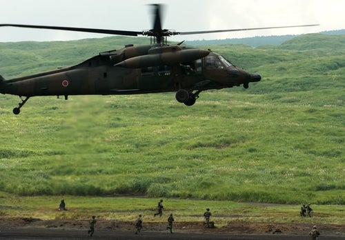 UH-60と、走る隊員たちの写真