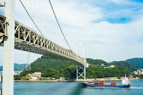 関門海峡を進む船を壇ノ浦PAから望むの写真