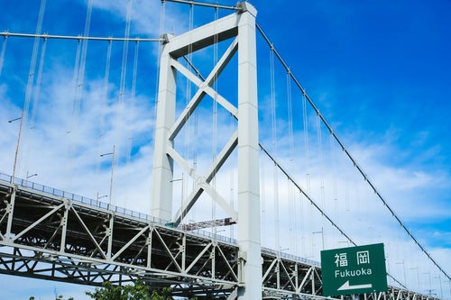 関門橋と案内看板、福岡はあちらですの写真