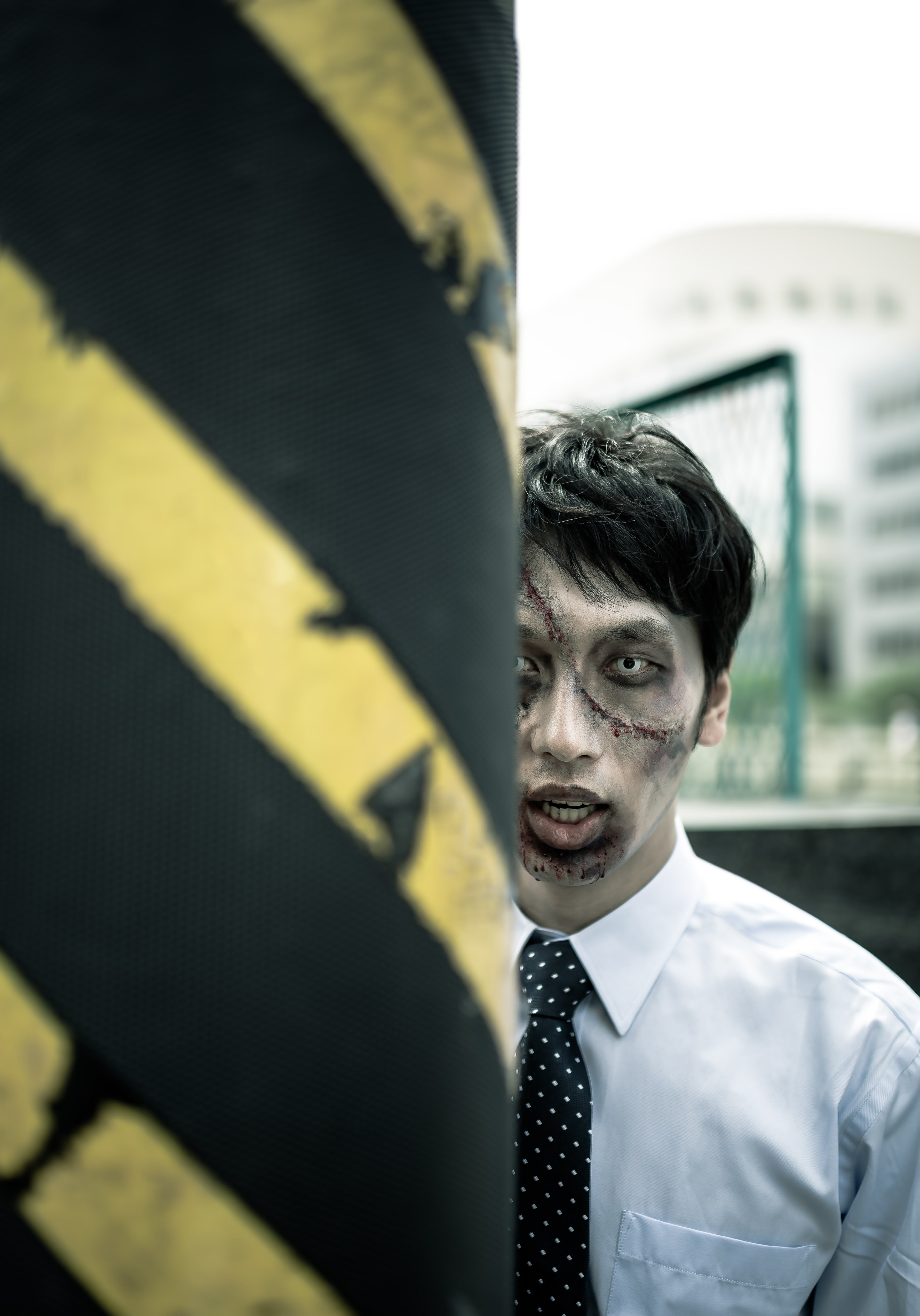 ゾンビの顔 やっと逃げ切れたと思い、ふと後ろを振り返るとゾンビが！の無料の写真