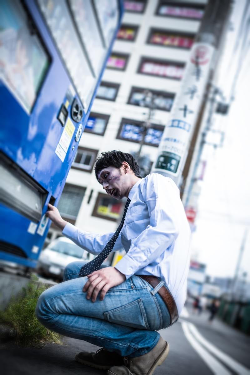 「自販機で銭ゲバ腐乱系男子」の写真［モデル：大川竜弥］
